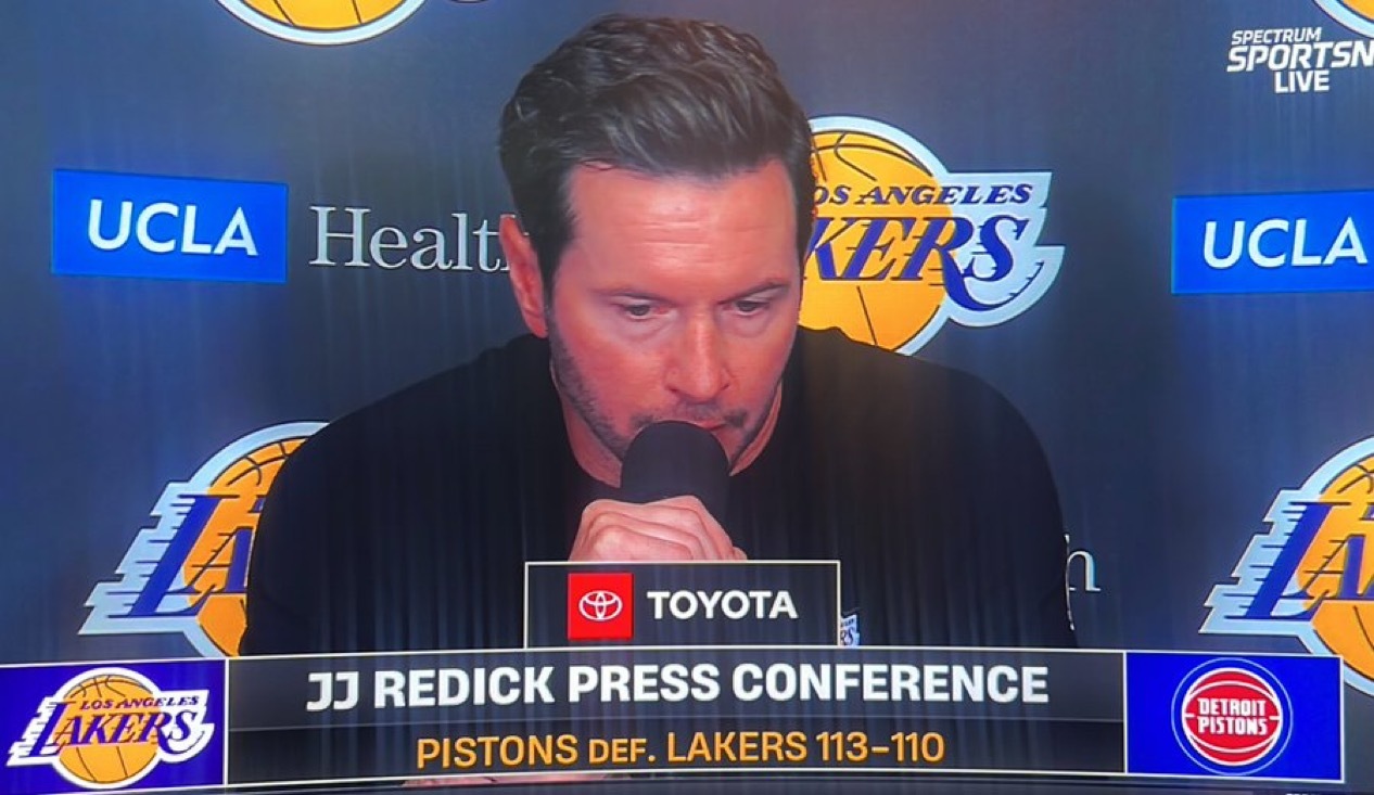 雷迪克谈到勒布朗时说：“我觉得他打了一场非常无私的比赛，最终送出了10次助攻。我