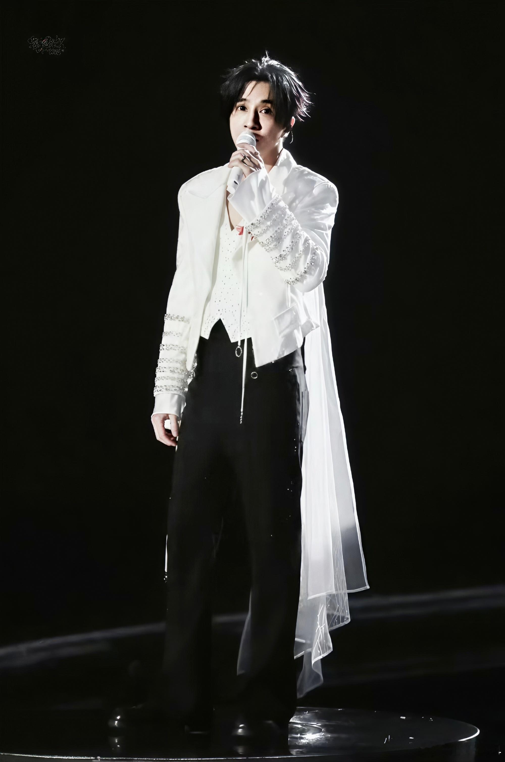 一睁眼广州成了薛之谦痛城薛之谦广州站6场预售一开秒售罄，人气实力双炸！顶配舞台与