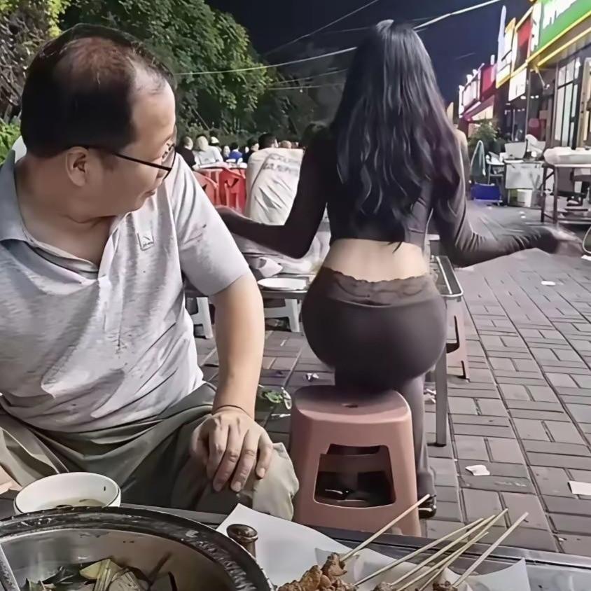 千万别回头！不然一瞬间就读懂这句：莫回头，白了少年头，空悲切！
 
夜市大排档吃
