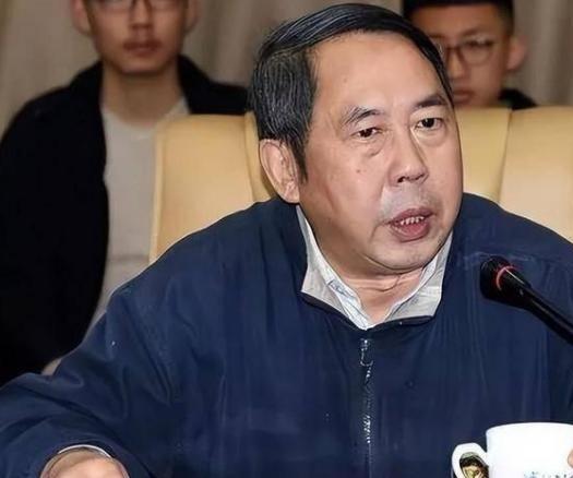 “现在向美国投降咱们还能站着，再晚点咱们只能跪着了”，这是中国专家马臣在面对中美