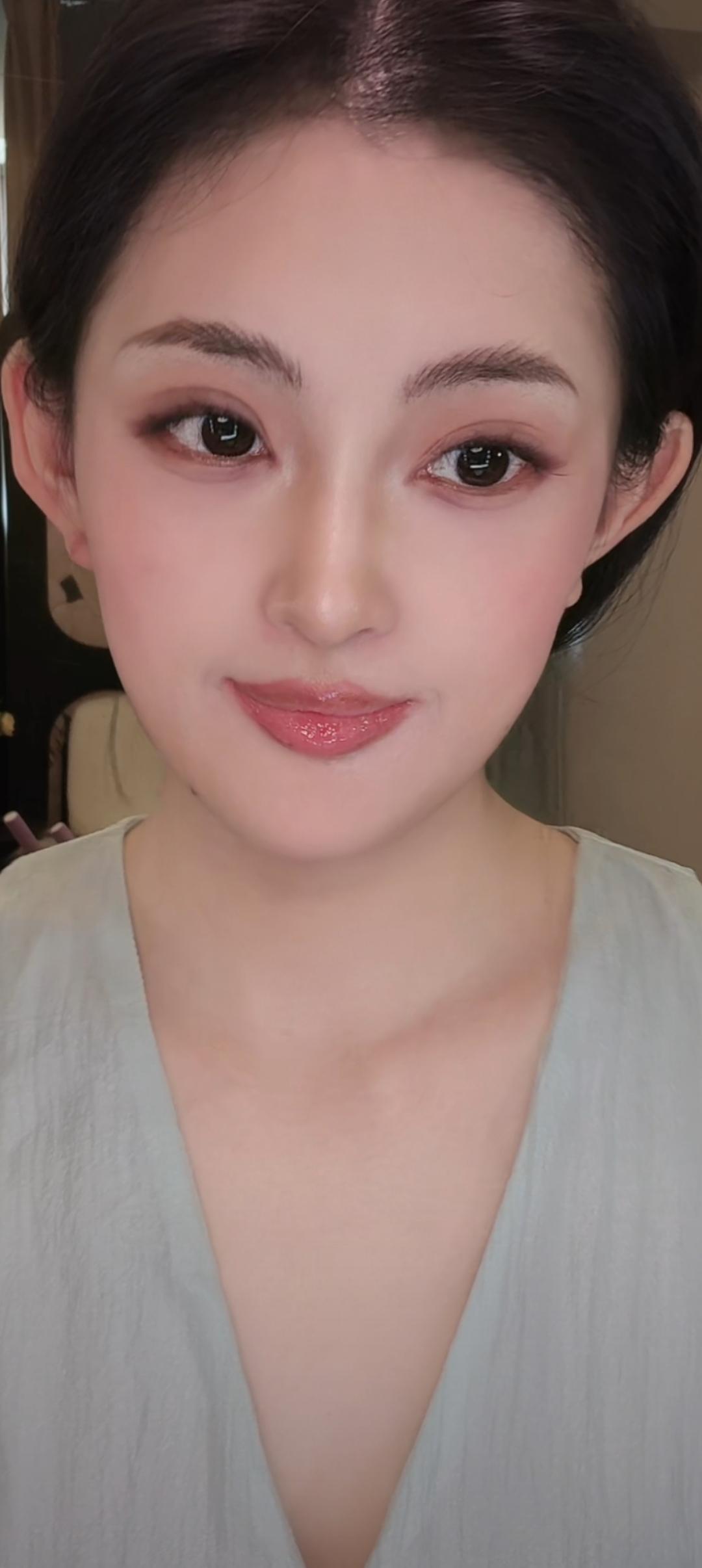 这个女孩化妆好精致啊！