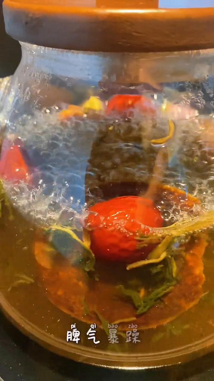 散结茶。
越想我越生气，它敢和我对着干。经常熬夜、脾气暴躁、爱生闷气，那就来一杯