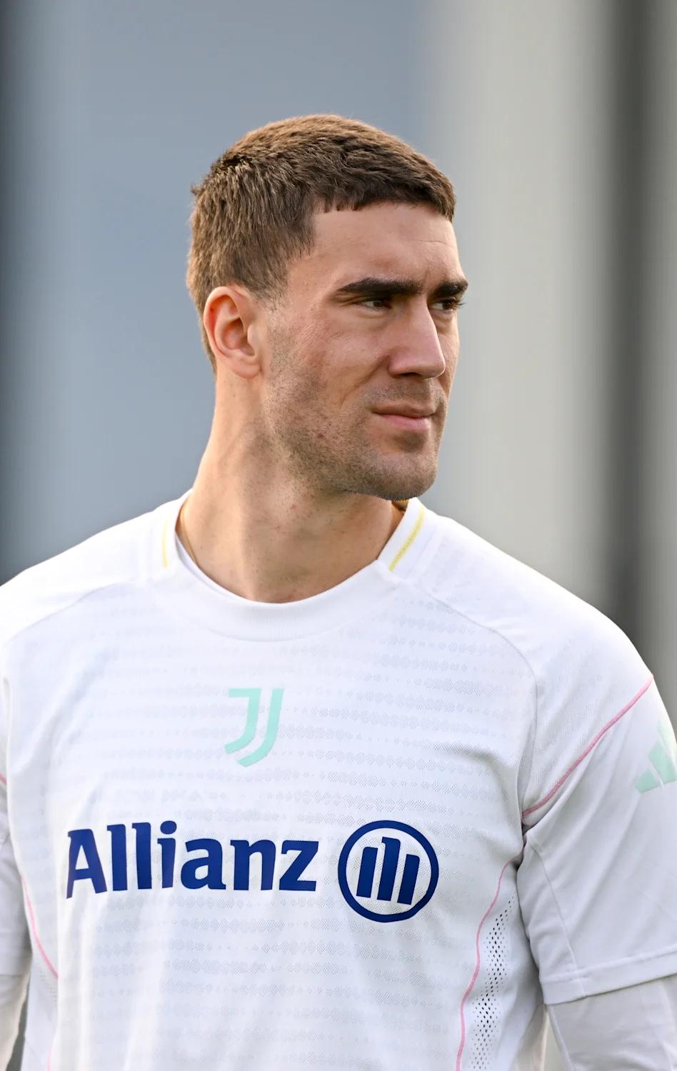 官方:弗拉霍维奇于今早在 J-Medical 接受了进一步的影像学检查。
检查结