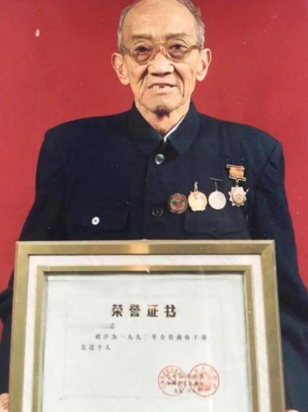 志愿军被俘的最高将领吴成德，回国后被开除党籍和军籍，生活陷入困境，1996年，吴