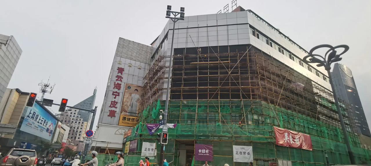 合肥四牌楼青云楼外立面改造了一下
应该比以前好看一些
四牌楼，现在几十年没有更新