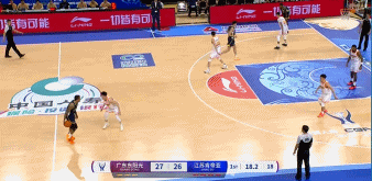 一顿操作猛如虎，一看原来二百五！广东小外援奎因连续胯下运球 ！结果运到自己脚上最