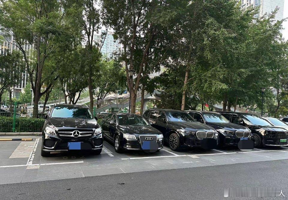 发觉没，奔驰、宝马、奥迪，在汽车圈依旧是大哥级别的存在。 当下好多人都讲新能源把