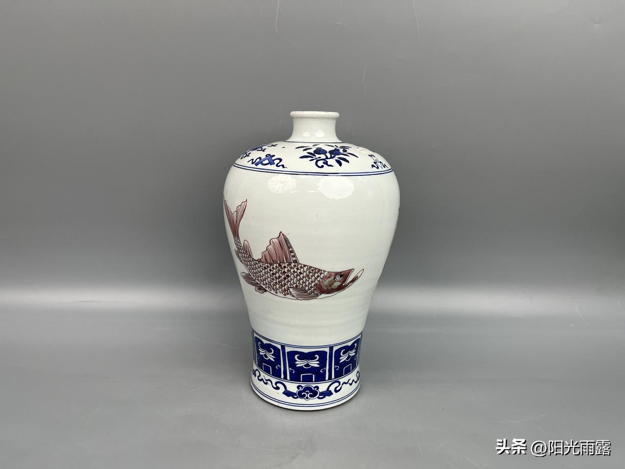 青花釉里红游鱼梅瓶｜万福同攸
 
闲暇赏玩这件明代青花釉里红游鱼梅瓶，心中颇有感