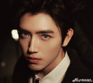 陈飞宇风格大变 哇哦！陈飞宇这次风格大变太吸睛啦！一改往日风格，新造型将他的深邃