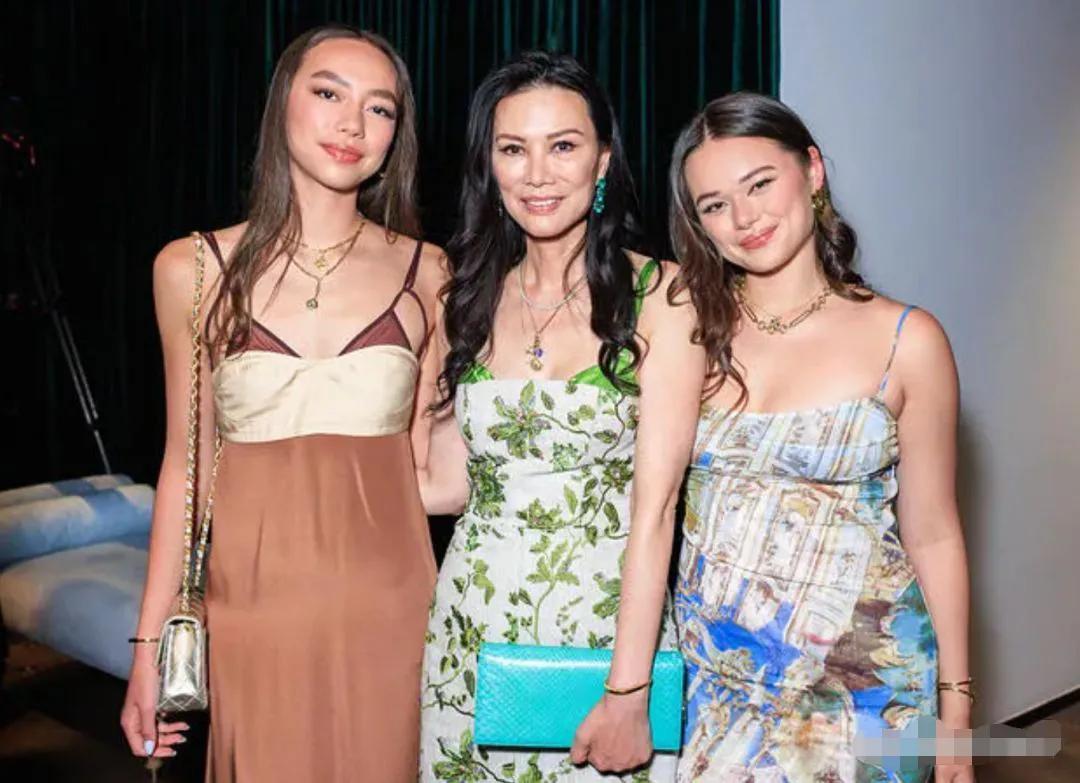 邓文迪的两个女儿太优秀了，同时成为高盛集团实习生，这两个含着金匙出生的姐妹，20