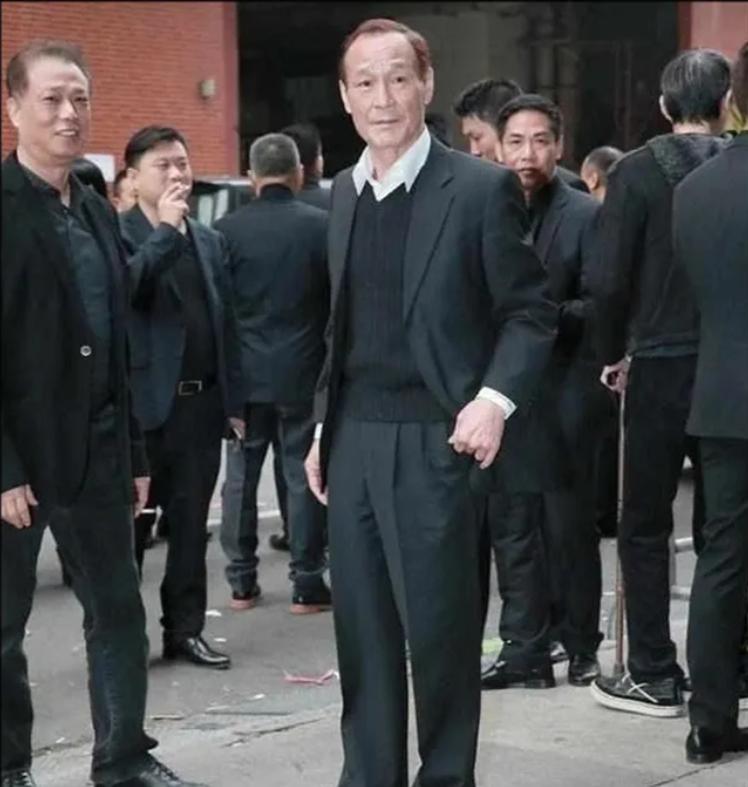 1998年，臧天朔在天上人间设宴招待陈惠敏。

包厢里刚开的皇家礼炮突然被人狠狠