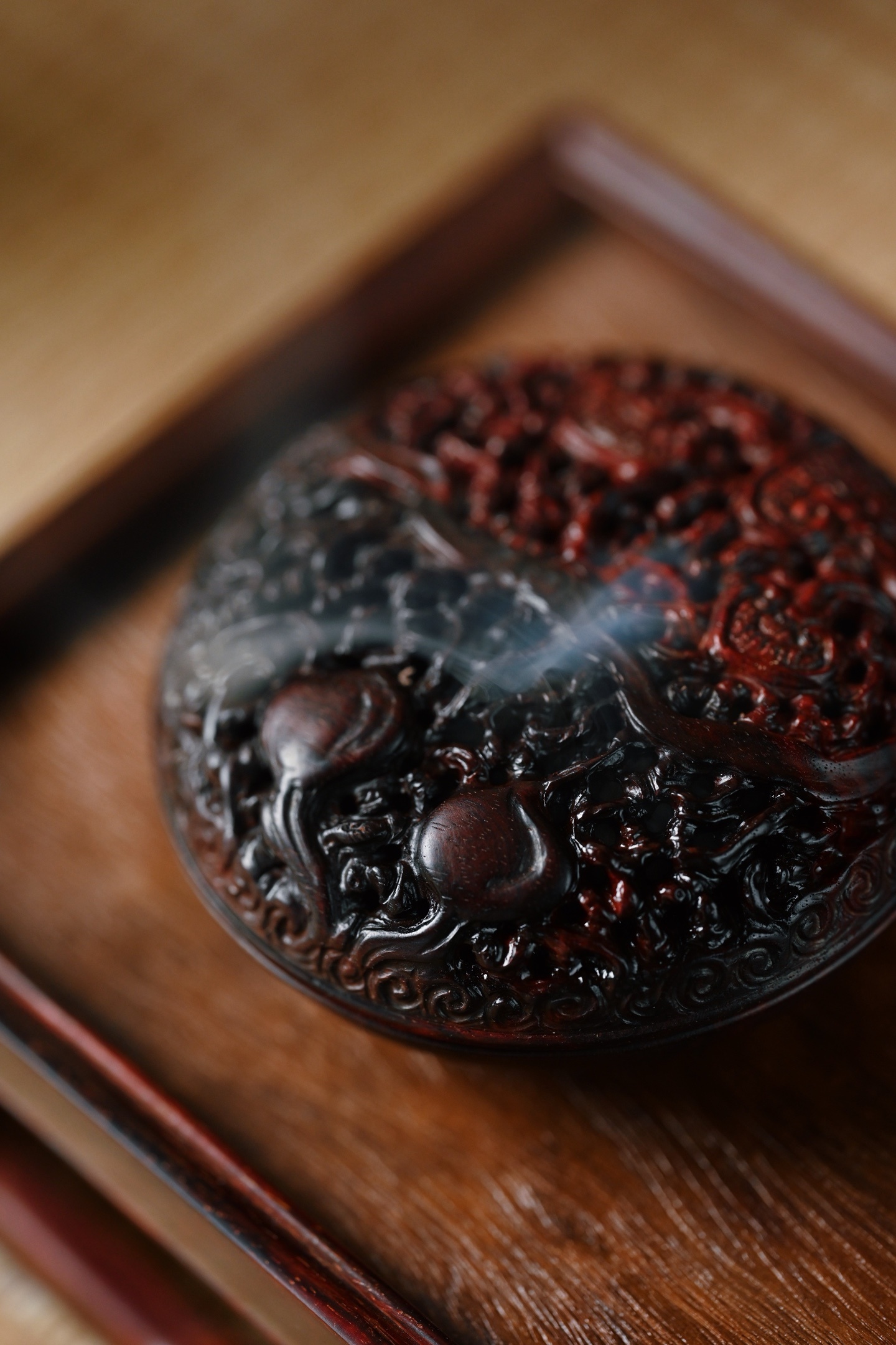 小叶紫檀 | 福寿绵延 香炉木色沉穆古雅，于方寸圆盒之上，雕刻灵芝清新灵动，寿桃