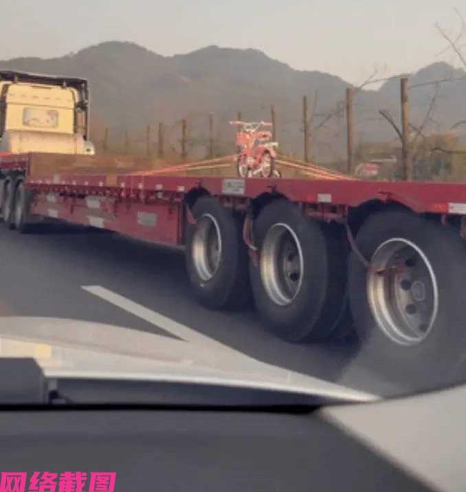 重庆铜梁有女子开车在高速上遇到一幕，见前方行驶的大货车上，只装配了一辆孩子玩的粉
