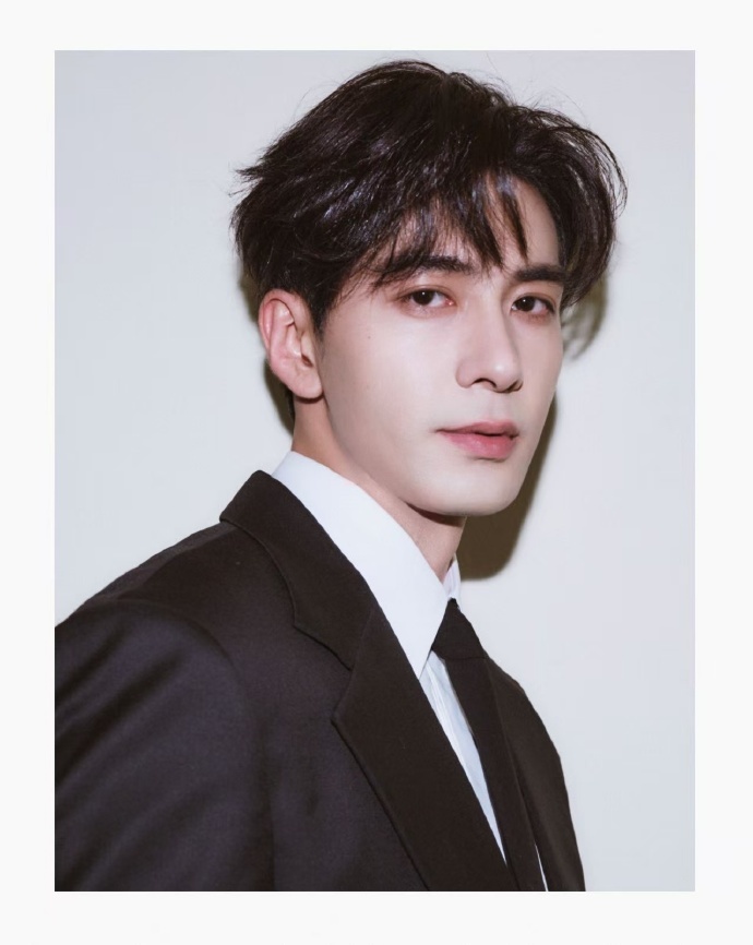 陈星旭解锁航拍新身份，为《枭起青壤》助力的样子，让粉丝倍感骄傲 