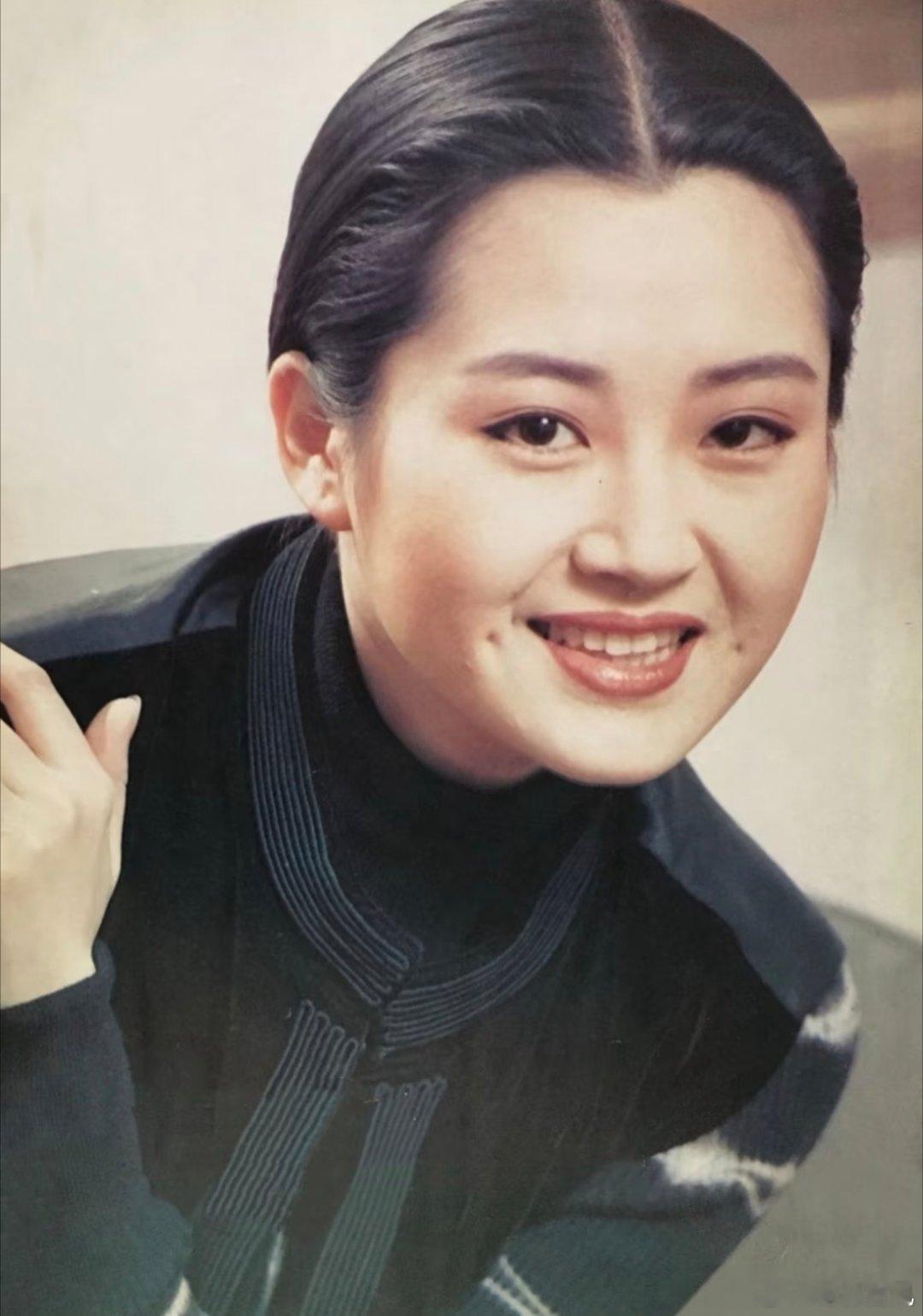 许晴：早期青春扬溢，笑颜如花，酒窝里盛满蜜！ 