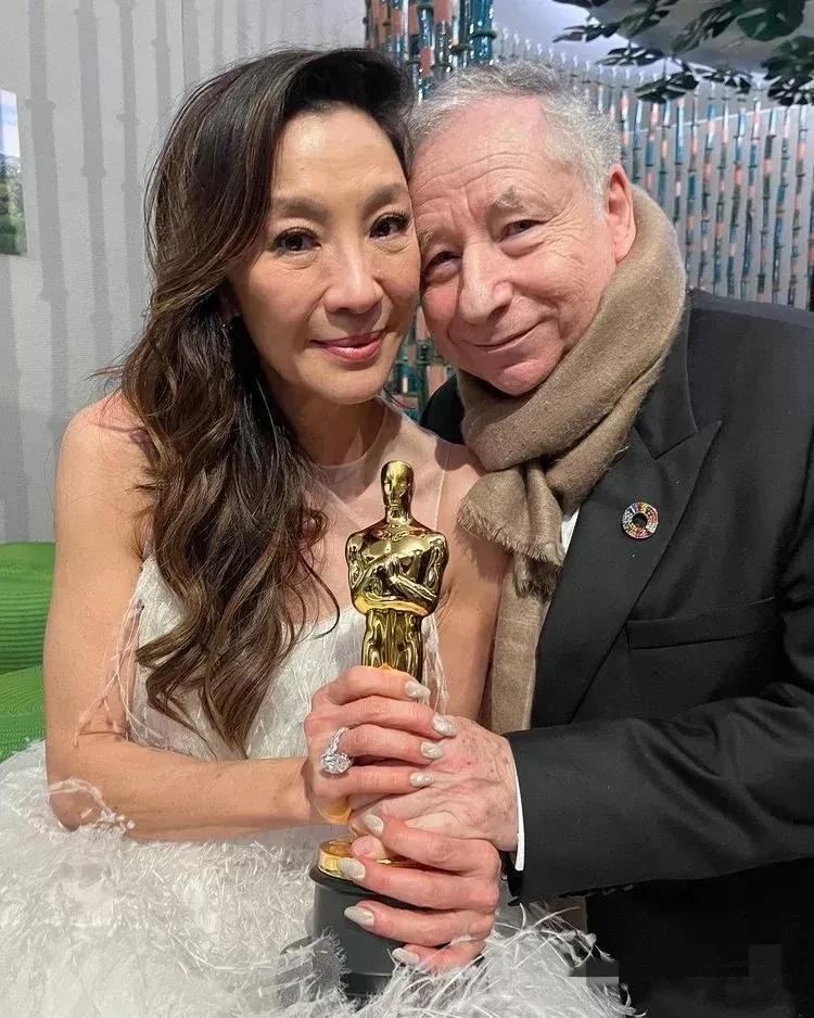 杨紫琼这次真的可以说是光宗耀祖了，60岁不但可以演女主，还能拿下奥斯卡影后，真的