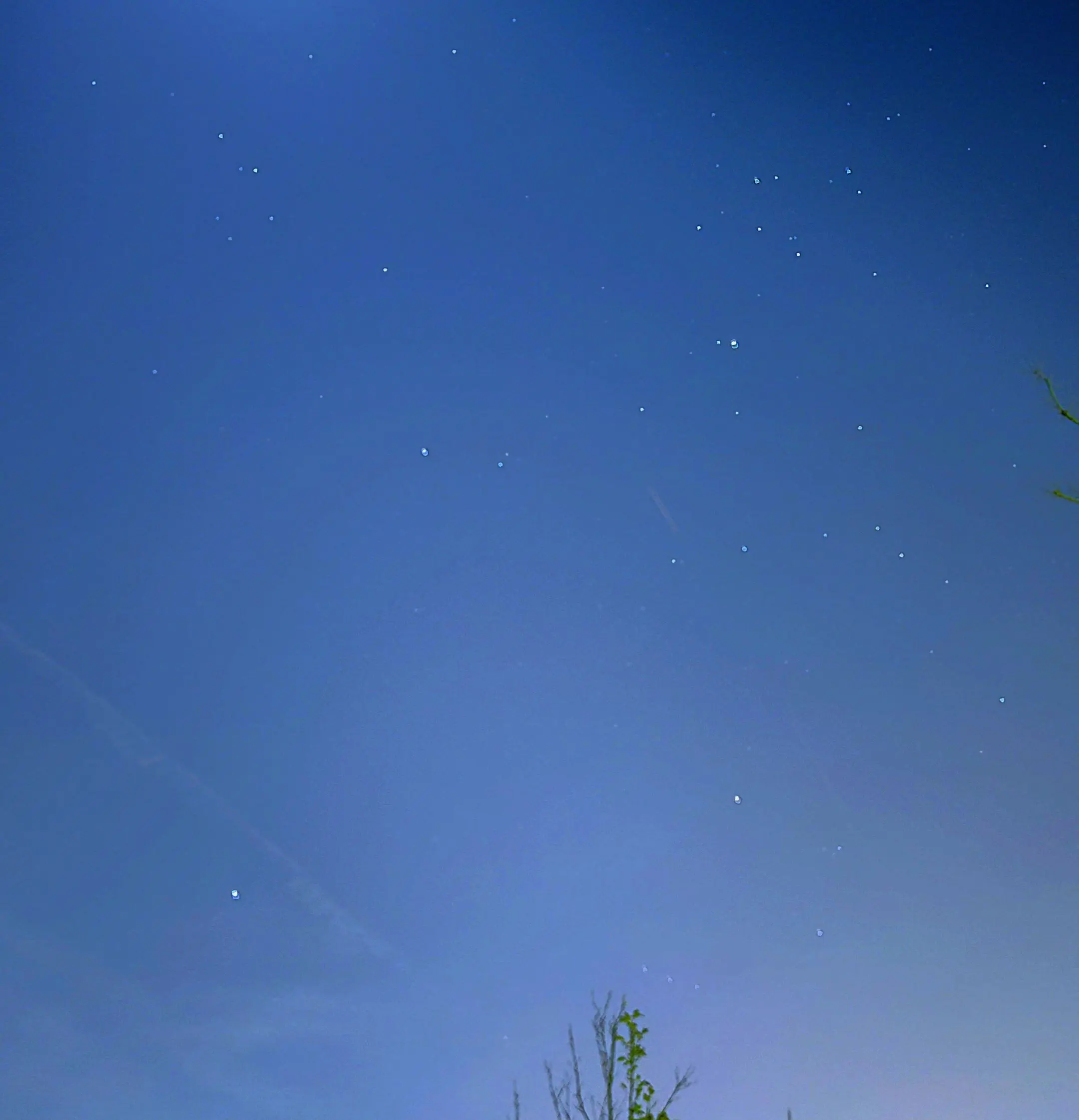 人间烟火疲惫，还好头顶有整片星空。 不用追赶时间，静静吹吹风、看看星星...