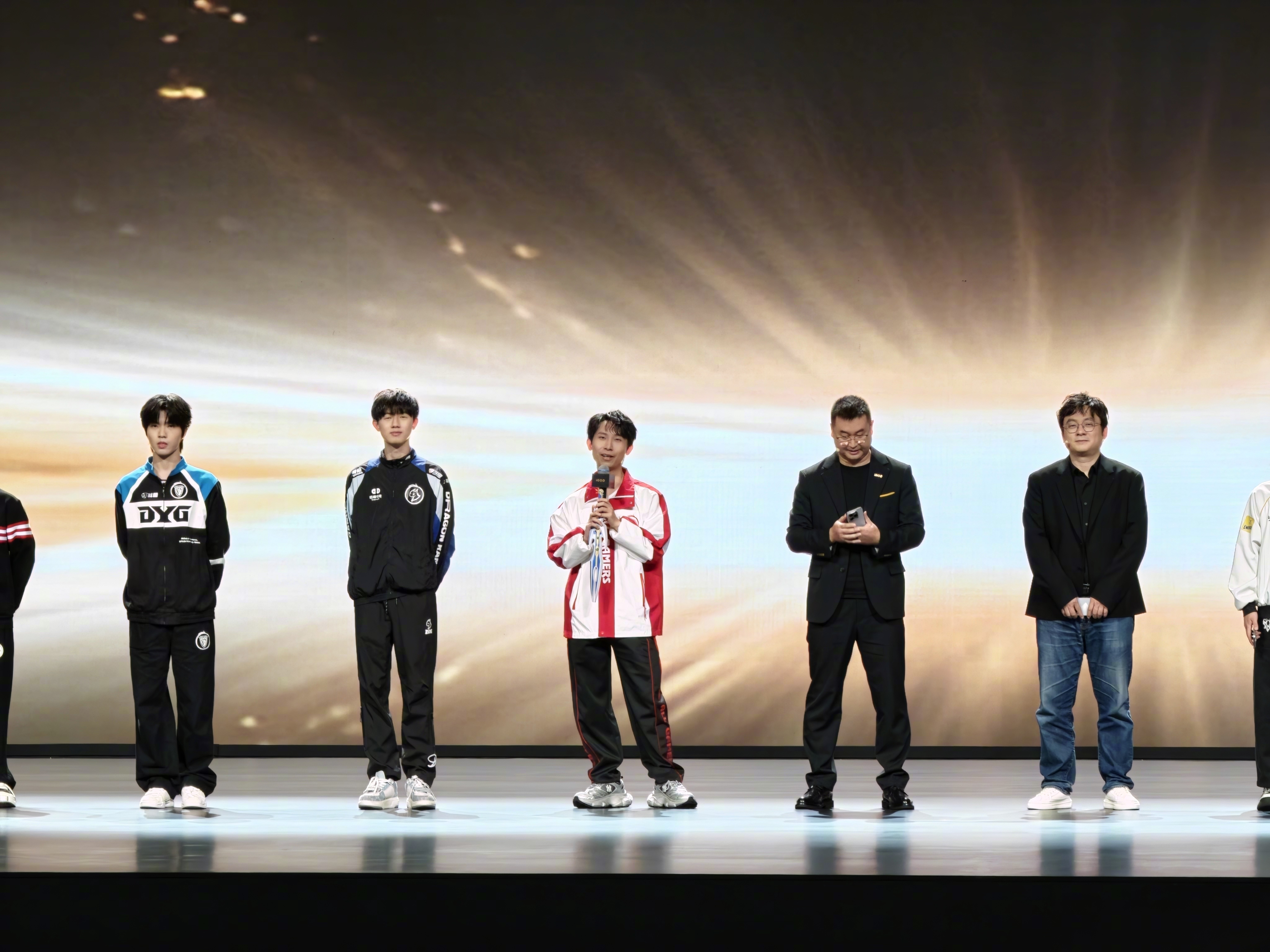 燃起来了[doge]，KPL 16 支队伍代表都来了，有你们追的队伍吗？ ​​​