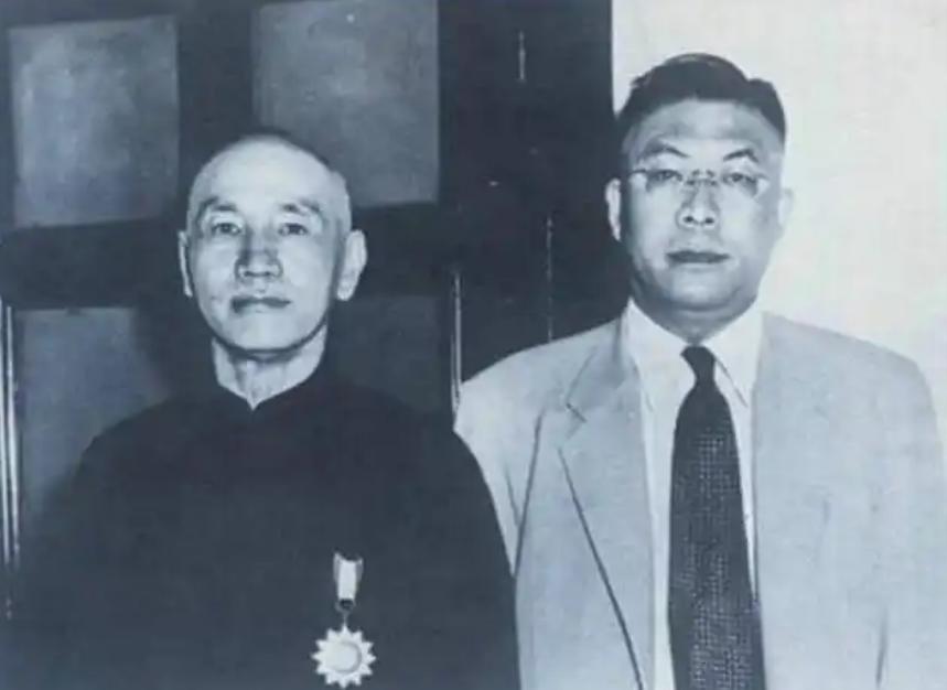 指点蒋介石退守台湾的高人是谁？建议毛主席先夺台湾的人又是谁？
 
一个是帮蒋介石