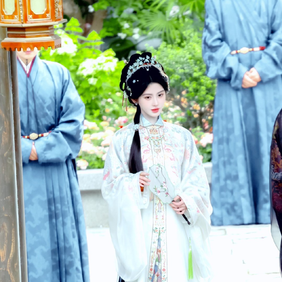 jjy鞠婧祎万花世界 jjy鞠婧祎苏绿夏 ＂你是春日温柔的风 亦是盛夏炽热的光＂