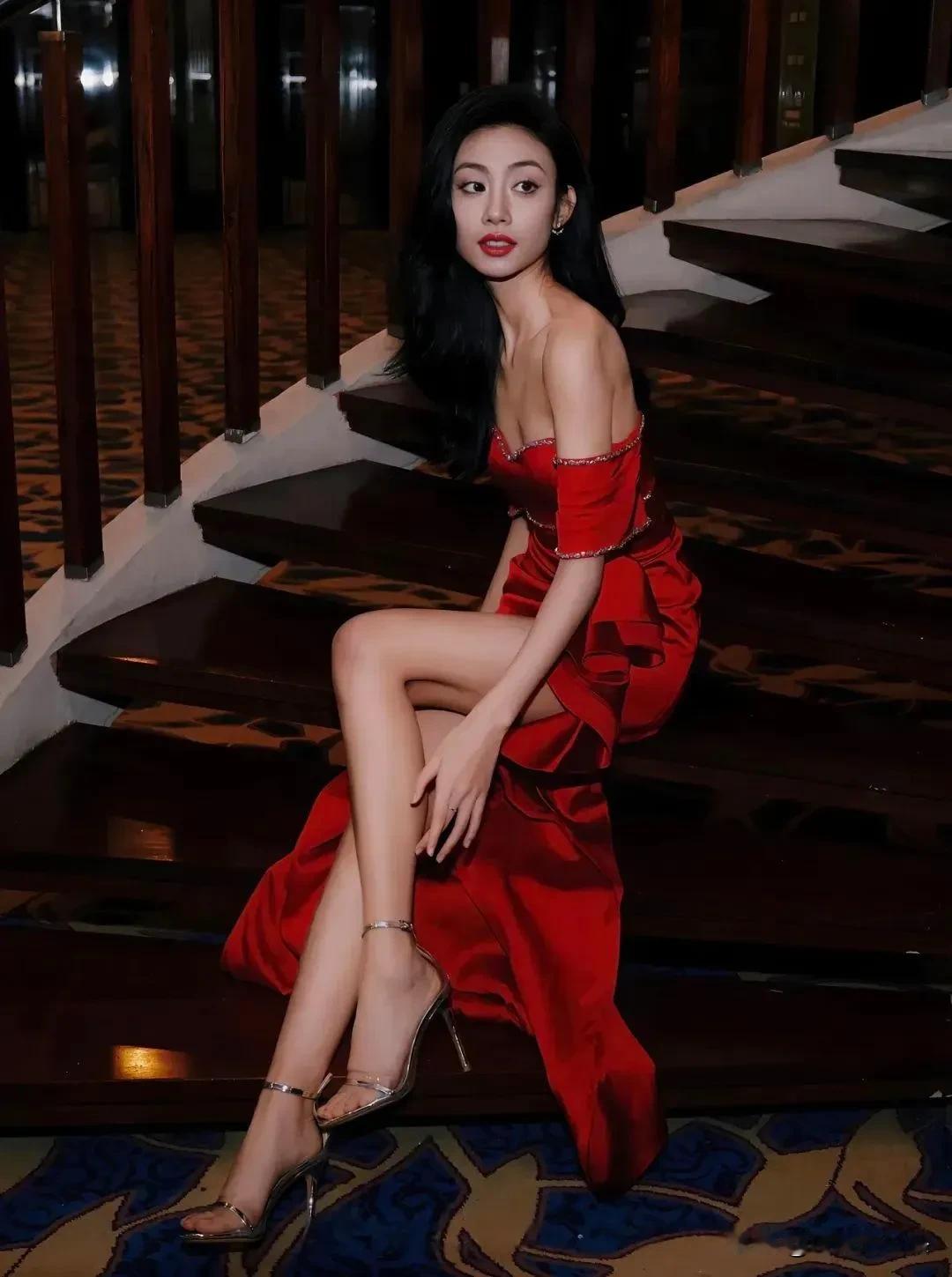 伍珂玥这人格魅力和玉足太美了，这谁顶得住？