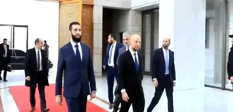 叙利亚换高官了！西装革履，妥妥的型男天团出道！这颜值，这气场，简直国际范儿十足。