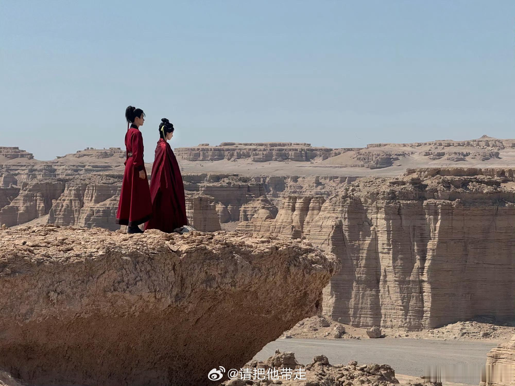周翊然发了和陈都灵合照周翊然又给官配上分了剧集翘楚 翘楚都收官了，周翊然还在努力