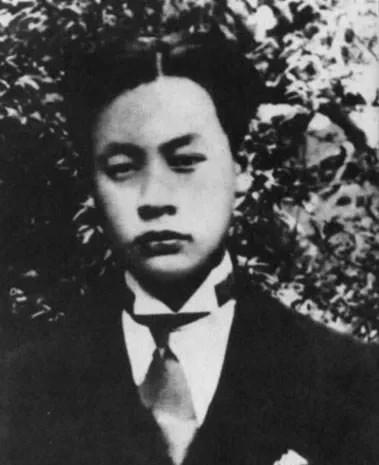 建国初，陈老总豁出自己上海市长一职，也要救一个国民党官员。被毛主席得知后，赞道：