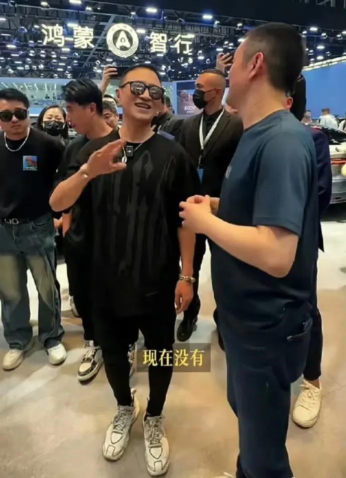 汪峰也去买华为鸿蒙智行的车了！你看他排场还不小，后面跟着好几个保镖，这应该是在和