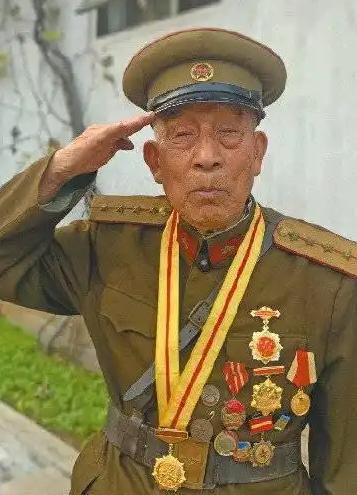 1996年，山东老人私藏2支手枪被群众举报，民警上门收缴，不料老人却说：这把枪是
