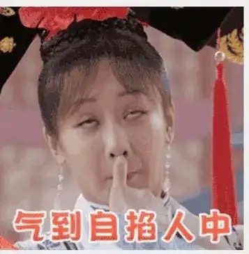 我陪着希希睡快半小时了。黑暗中感觉她呼吸挺平稳，也没啥动静了，我就打开手机处理事