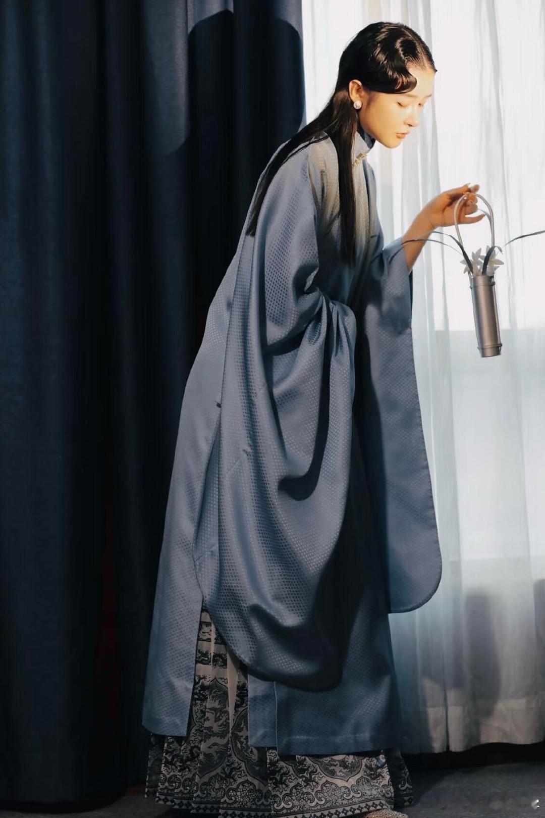 徐娇设计的衣服标签上有禁烟标志 把健康倡导缝进汉服细节里，既守住了传统文化的雅致