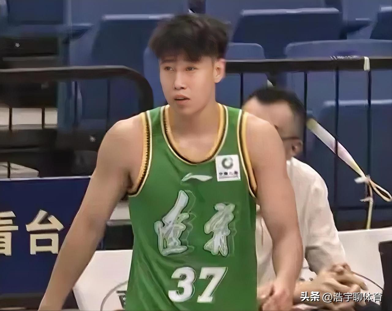 发现了吗？新赛季，辽篮阵容洗牌，与李虎翼竞争出场时间的并不是鄢手骐，而是他。
过