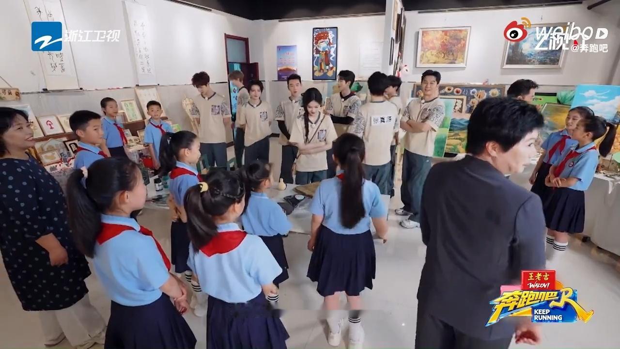 白鹿和小学生击掌 天哪这也太戳我了！小朋友说喜欢白鹿三年了，白鹿立刻弯腰跟她击掌