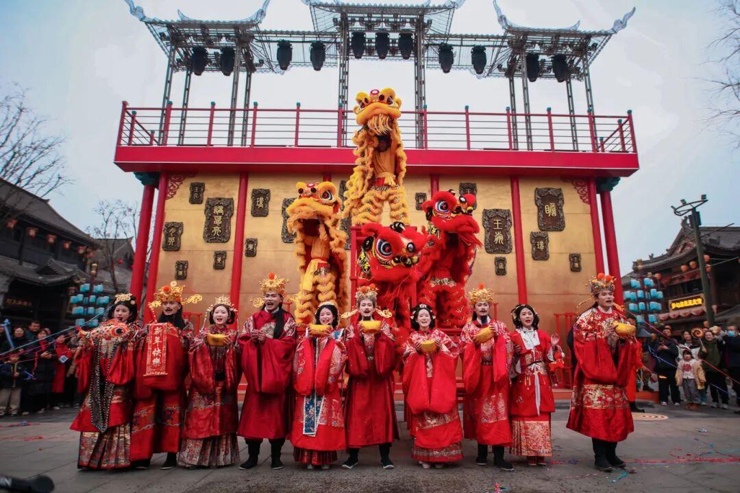 今年春节假日期间，山东文旅市场呈现“融合创新、沉浸体验、科技赋能”三大鲜明特征，
