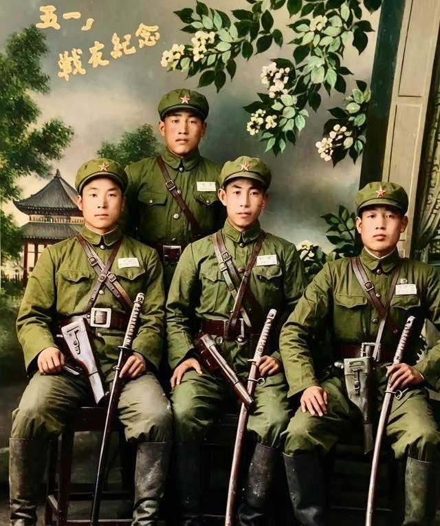 建国初期，解放军基层军官拿着军刀一起合影留念，从他们着装看，能看出他们属于什么兵