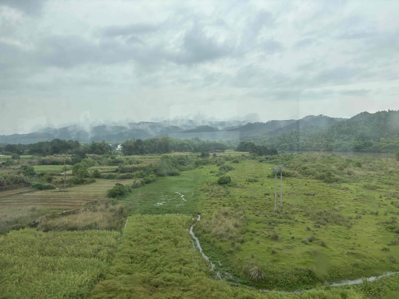 人类最崇高的，从来不是物质，而是意识。否则人为什么可以为了心中的信念（对物质的执