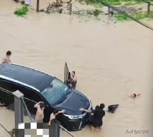 6月14日，广东揭阳，暴雨后积水湍急，一骑行女子摔倒，卷入水流深处，危急时刻，几
