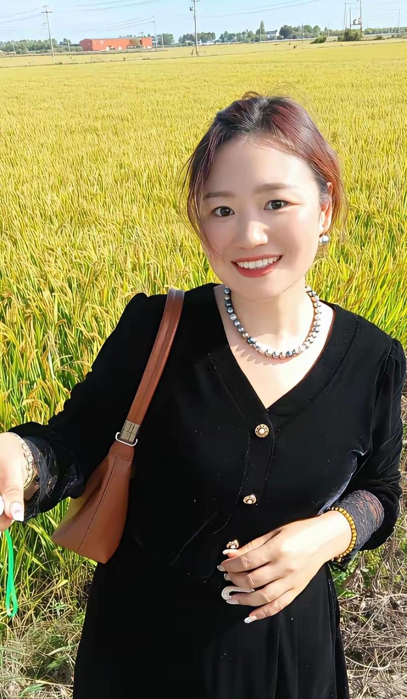 女子离婚三年了，孤身一人没有孩子，现在有两个男人同时爱上了她，而且两个她也都喜欢