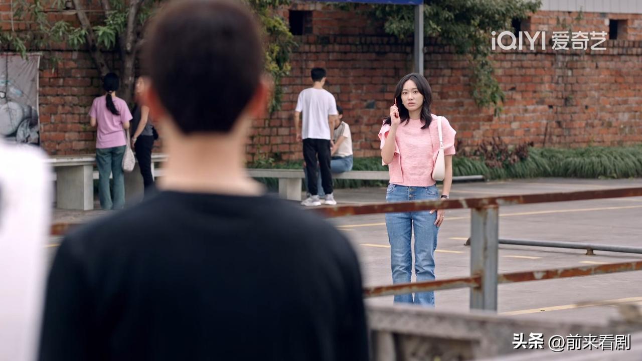 《生逢其时》第21-22集预告：齐智在驾校学车碰到了曹思，俩人还是同一个教练，车
