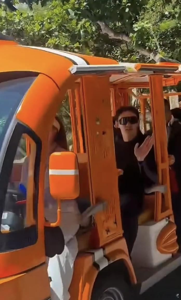起猛了看到黄景瑜穿露背装了黄景瑜这紧身衣going到我了现在满脑子都是他在海边踏