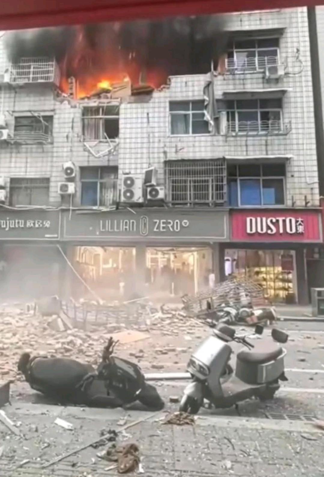 江西上饶玉山县居民楼突发爆炸
7月29日，江西上饶玉山县一居民楼发生爆炸起火，消
