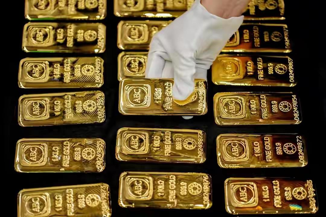 不是不让赚钱！国家紧急撤出散户，中美黄金大战正式交给正规军
 
多家银行接连收