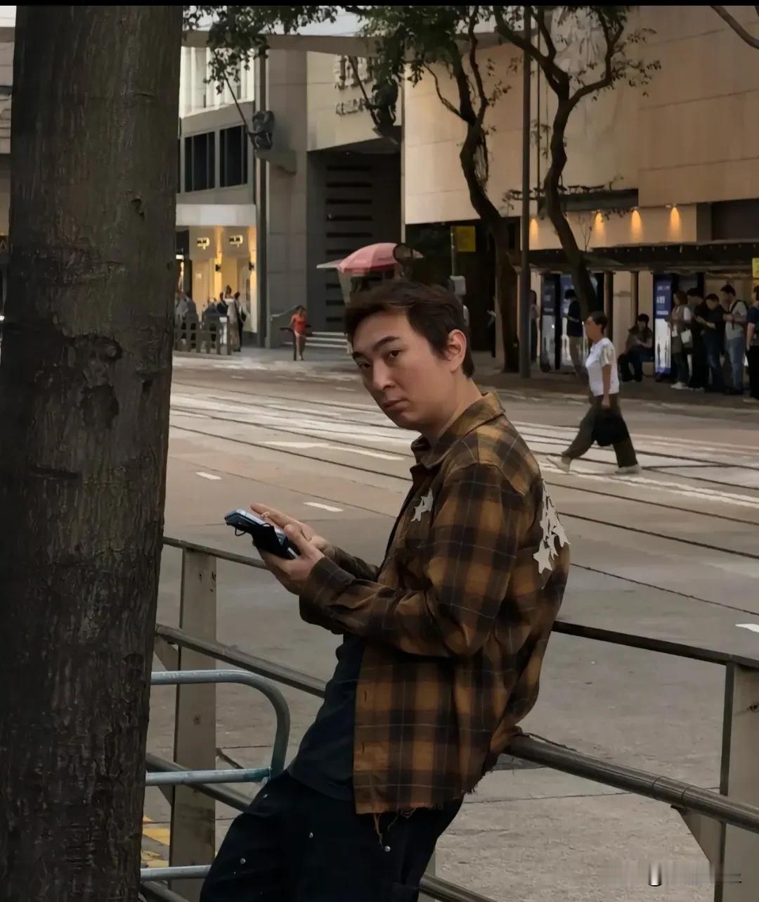 这个中秋，王思聪又上了热搜。

有网友在香港中环街头偶遇了他和女友懒懒。
画面里