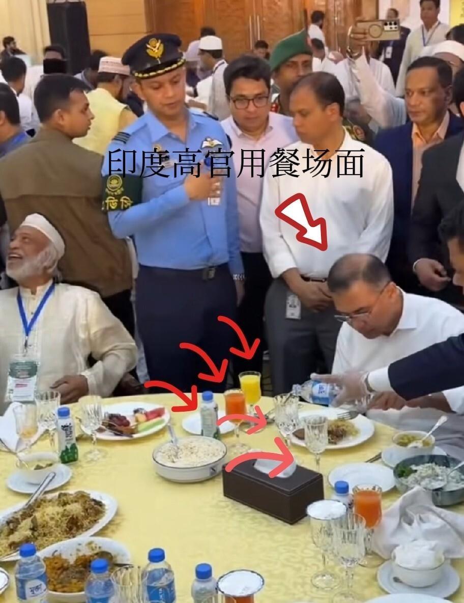 在印度，用手吃饭还是用餐具，背后藏着一条看不见的等级线。
网传一位印度高官用餐，