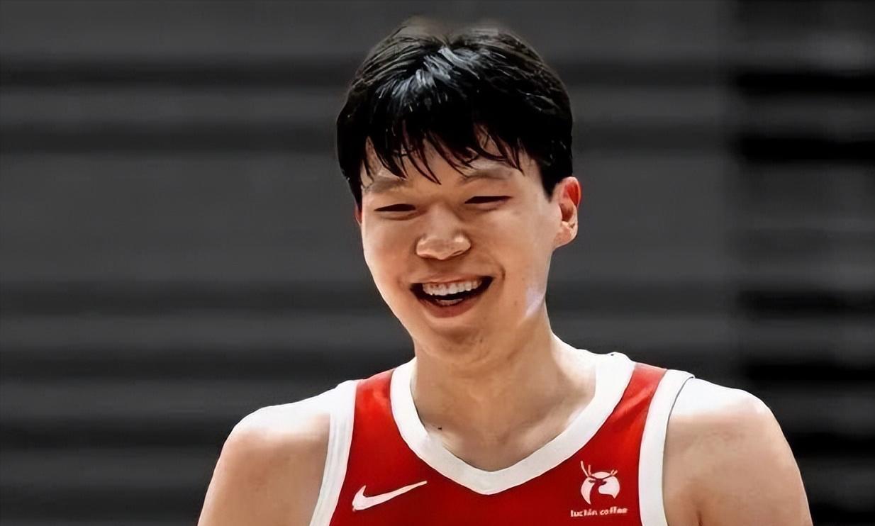 上半场就拿下了两双，杨瀚森今天打爽了。

10分10板2助，还有1次盖帽1个抢断