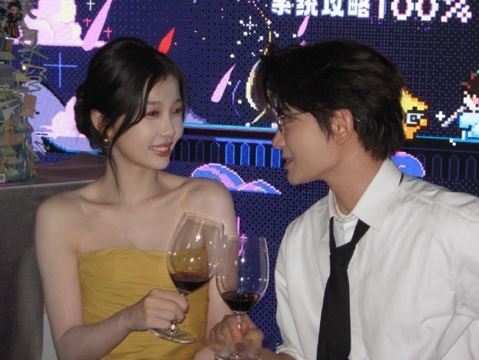 竹林四侠比心合照  虞书欣丁禹兮庆功宴碰杯对视  看竹林四侠的比心合照，仿佛能听