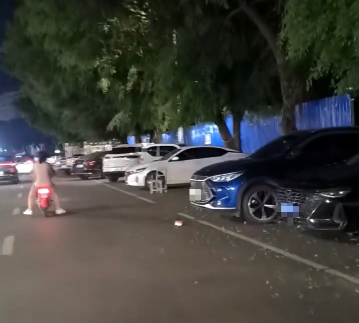 8月5日，网友反映：玉林白石桥路路口汽车乱停放被处理了。希望有关部门能加强管理，