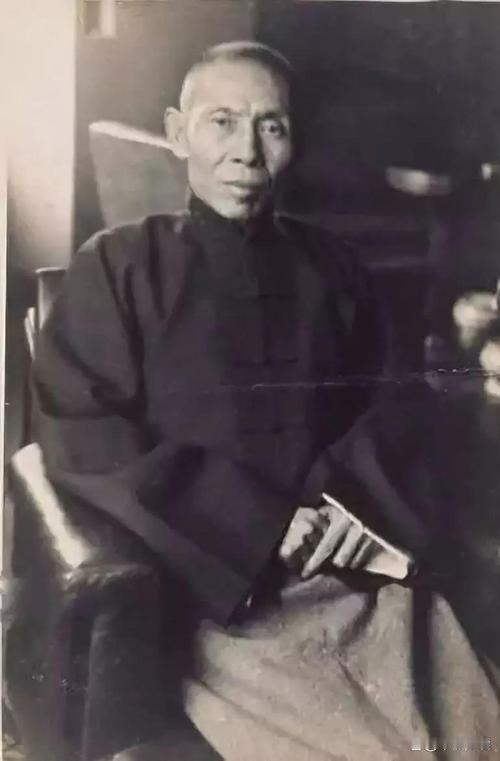 江湖儿女，最重情义。杜月笙一生门生无数，到了晚年落魄之际，真正能托付后事、照料家