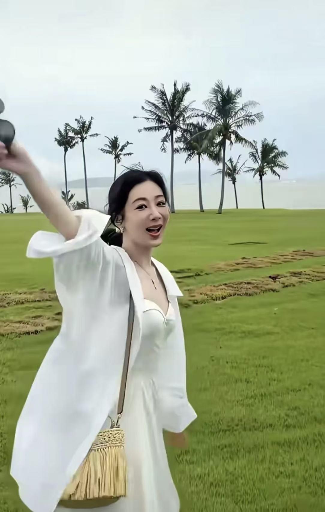 10月9日，杨紫飞三亚度假去了！

哈哈，这放飞自我的一秒钟转场，真的笑死了，像